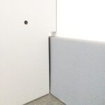 Découpe de plinthe à l’arrière d’un meuble