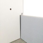 Découpe de plinthe à l’arrière d’un meuble