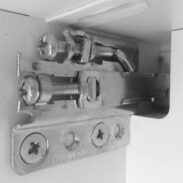 Fixations murales réglables pour meuble suspendu (la paire avec usinage inclus)